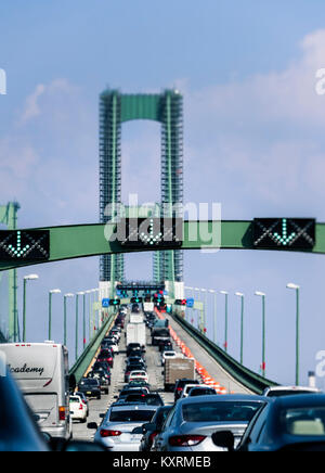 Trafic lourd traversant le Delaware Memorial Bridge, New York, USA. Banque D'Images