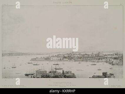 Cette photographie prise par Etienne Rey en 1867 montre la vue de Constantinople depuis la Tour Galata. L'image capture l'horizon historique et le port de la ville pendant l'Empire ottoman. Banque D'Images