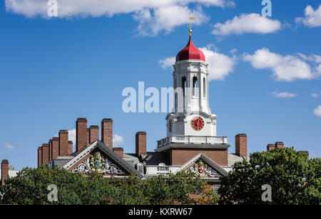 Dortoir Chambre Dunster avec tour de l'horloge, l'Université de Harvard, Cambridge, Massachusetts, USA. Banque D'Images