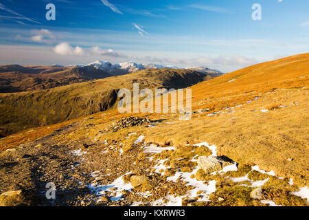 Un cairn sur un chemin jusqu'Coniston le vieil homme dans le Lake District, UK, regard vers le Scafell gamme. Banque D'Images