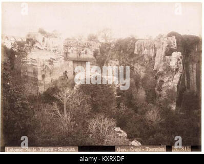 Une autre œuvre de Giovanni Crupi intitulée 'Latomie Santa Venera', représentant les anciennes carrières de Syracuse, en Italie, un site crucial pour la recherche historique et artistique. Banque D'Images