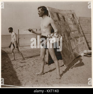 Peinture d'Edvard Munch représentant l'artiste lui-même sur la plage de Warnemünde, en Allemagne, reflétant son style introspectif et l'utilisation de techniques expressionnistes. Banque D'Images