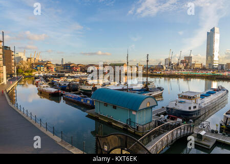 Londres, Angleterre - janvier 2018. Bassin de Blackwall avec Dollar Bay bâtiment en arrière-plan. Banque D'Images