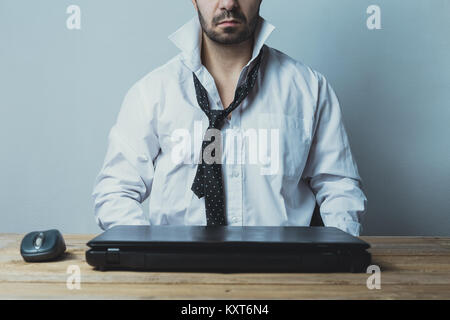 Un jeune homme de race blanche épuisé fatigué de travailler. Banque D'Images