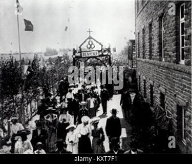 Une photographie documentant l'entrée du Congrès national acadien de 1905 à Caraquet, au Nouveau-Brunswick, un événement mettant en valeur l'identité culturelle et politique acadienne. Banque D'Images