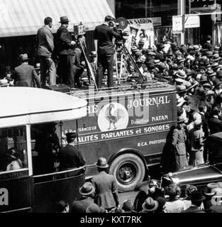 Equipe de reportage et camion du Pathé Journal en action avenue de l'Opéra en 1932 Banque D'Images