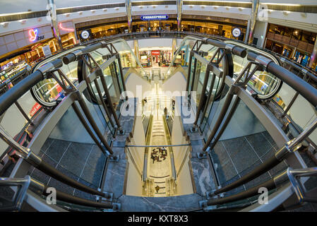 Centre commercial de canary wharf sous globe intérieur et gratte-ciel One Canada Square. Carré Cabot, les gens sur les escaliers mécaniques, magasins et restaurants. Banque D'Images