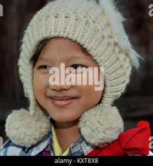 Cute Girl wearing cap à Bagan, Myanmar Banque D'Images