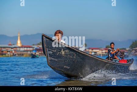 Les gens du village de prendre en bateau vers le marché local en lac Inle, Myanmar Banque D'Images