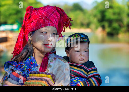 Femme Tribal village Inle dans la vente de tissus, Myanamar Banque D'Images