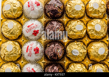 Winneconne, WI - 30 décembre 2017 : un gros plan de Ferrero chocolat collection sur une assortmant fond isolé. Banque D'Images