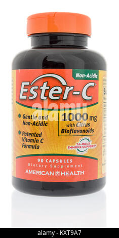 Winneconne, WI - 10 janvier 2018 : une bouteille d'Ester-C La vitamine C dans un contexte isolé. Banque D'Images