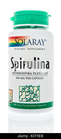 Winneconne, WI - 10 janvier 2018 : une bouteille de spiruline Solaray sur un fond isolé. Banque D'Images