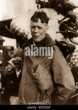 Charles A. Lindbergh aviateur et héros américain. Tôt le matin du vendredi 20 mai, 1927, Lindbergh a décollé de Roosevelt Field à travers l'océan Atlantique pour Paris, France. Son monoplan a été chargé avec 450 gallons américains de carburant qui a été tendu à plusieurs reprises pour éviter l'obstruction de la conduite de carburant. L'appareil pesait environ 2 710 lb , et le décollage a été entravée par une pluie boueuse, piste. Lindbergh's monoplane était alimenté par un J-5C Wright Whirlwind moteur radial et la vitesse acquise très lentement au cours de ses 7:52 a.m. le décollage, mais effacées lignes téléphoniques à l'extrémité du champ. Banque D'Images