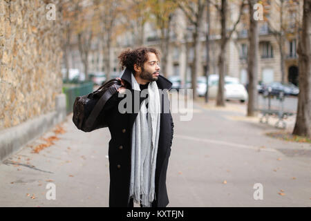 La moitié heureux touriste en visite de l'Afrique de l'Europe et la marche à pied avec sac. Banque D'Images