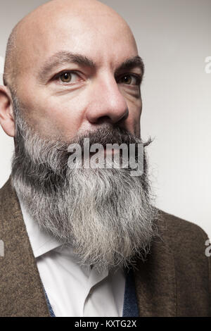 Homme d'âge moyen avec barbe, studio portrait Banque D'Images