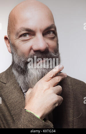 Homme d'âge moyen avec barbe, studio portrait Banque D'Images