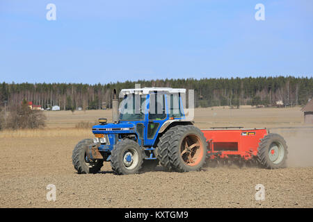 SALO, FINLANDE - le 14 mai 2017 : agriculteur cultive avec champ tracteur Ford 6610 bleu et Tume semoir sur une bonne journée de printemps dans le sud de la Finlande. Banque D'Images