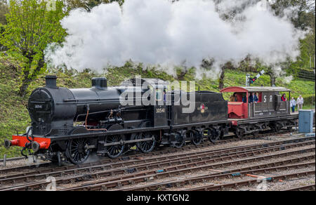 L'Maunsell Q-classe à Horsted Keynes sur le donner aux visiteurs Bluebell Railway repose sur un des gardes-van SR vintage Banque D'Images