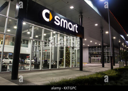 Vancouver. Canada - 9 janvier 2018 : une voiture Smart Sign exposée sur le bâtiment de revendeur officiel Mercedes-Benz. Mercedes-Benz est une automobile allemande Banque D'Images