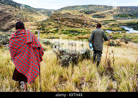 Le Masai walking dans la Ngorongoro Conservation Area Banque D'Images