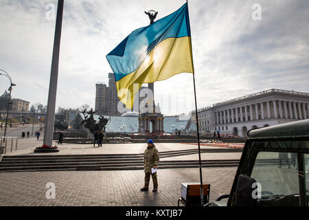 Anniversaire de la Maidan massacre sur le Maidan dans la capitale ukrainienne de Kiev, où les portraits de manifestants assassinés et les fleurs sont fixées. Banque D'Images