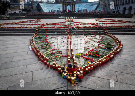 Anniversaire de la Maidan massacre sur le Maidan dans la capitale ukrainienne de Kiev, où les portraits de manifestants assassinés et les fleurs sont fixées. Banque D'Images