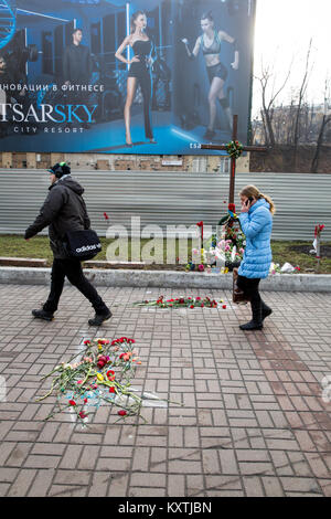 Anniversaire de la Maidan massacre sur le Maidan dans la capitale ukrainienne de Kiev, où les portraits de manifestants assassinés et les fleurs sont fixées. Banque D'Images