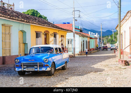 Vieille voiture garée en face de maisons colorées sur les rues pavées de la vieille ville au patrimoine mondial de l'UNESCO à Trinidad, Cuba Banque D'Images