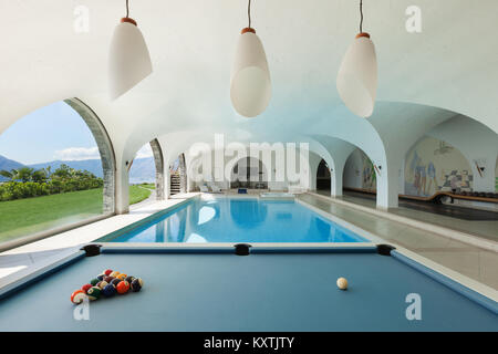 Maison de luxe, piscine intérieure avec billard Banque D'Images