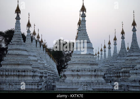MANDALAY, MYANMAR - CIRCA AVRIL 2017 Stupas Pagode Kuthodaw dans Banque D'Images
