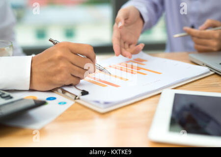 L'homme d'affaires le calcul de budgets, factures et conseiller financier à travailler. Banque D'Images