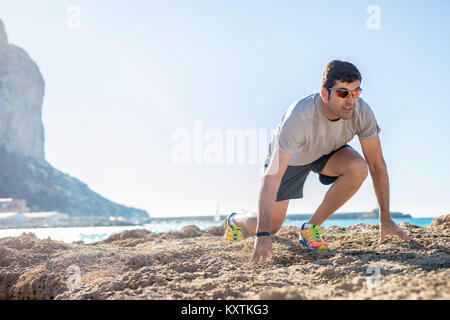 Homme 46 ans se mettre en forme sous le soleil de matin Banque D'Images