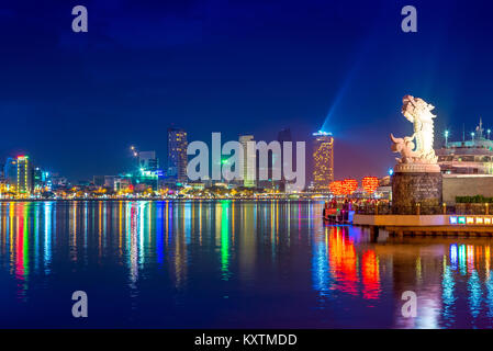 Toits de Da nang par han river avec des carpes dragon Banque D'Images