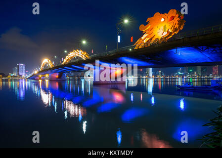 Dragon Bridge à Da Nang dans la nuit Banque D'Images