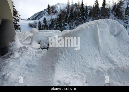 Voitures couvertes de neige Neige après big sur les Alpes. Banque D'Images