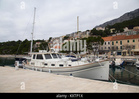 Bateau à voile dans le port de la ville de Split sur la côte Adriatique de Croatie Banque D'Images