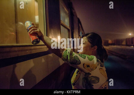 Femme vendant des boissons gazeuses pour les passagers ferroviaires à Sapa, Vietnam Banque D'Images