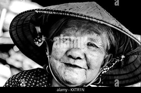 Portrait de vieille dame dans un marché local, SAPA, Vietnam Banque D'Images