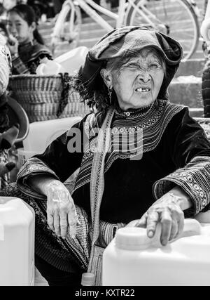 Portrait de vieille dame dans un marché local, SAPA, Vietnam Banque D'Images