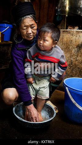 Tribu Hmong vieille femme et son petit-fils dans leur village, SAPA, Vietnam Banque D'Images