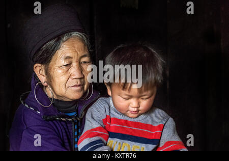 Tribu Hmong vieille femme et son petit-fils dans leur village, SAPA, Vietnam Banque D'Images