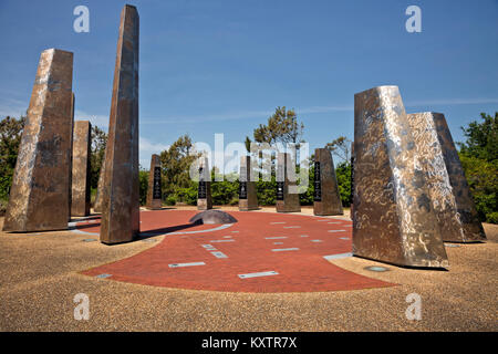 NC01242-00...CAROLINE DU NORD - piliers en forme d'aile au Monument à un siècle de vol sur les bancs extérieurs à Kitty Hawk. Banque D'Images