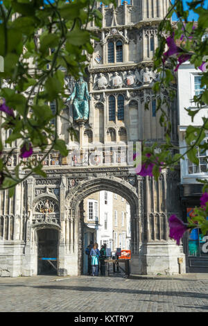 Les touristes à la Christ Church Gate, Buttermarket, Canterbury, Kent. UK. Le porche donne sur le terrain de la Cathédrale de Canterbury. Banque D'Images