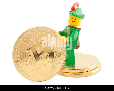 Venise, Italie - janvier 07, 2018 : Robin Hood (que Lego figure) debout à côté de pièces de Bitcoin, 07 janvier 2018 à Venise, Italie Banque D'Images