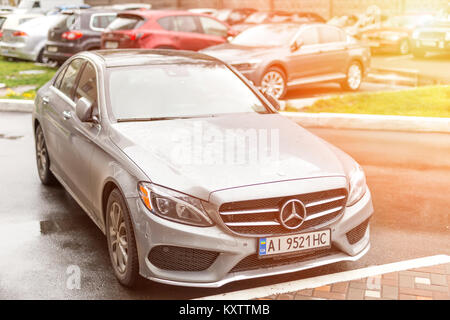 KIEV, UKRAINE - 03 novembre 2017 : le luxe moderne cur gray Mercedes-Benz c-Klasse W205 stationné sur une rue de la ville Banque D'Images