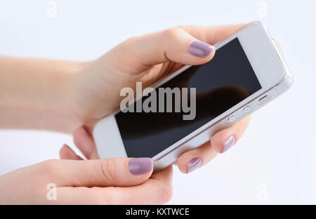 Women's Hands holding mobile phone, les doigts touchant l'écran Banque D'Images