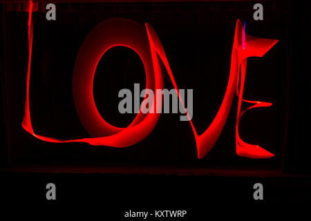 Love light painting - mot amour en lettres rouges sur fond noir - painting with light, light painting Banque D'Images