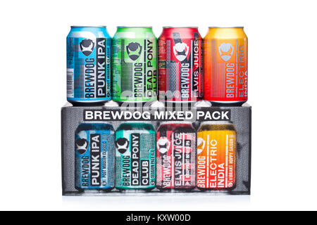 Londres, UK - janvier 02, 2018 : les boîtes en aluminium de bière Brewdog Brewdog, sélection de la brasserie sur fond blanc et mixte pack fort. Banque D'Images