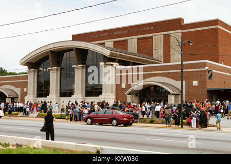 Les gens se rassemblent à l'extérieur de l'Spartanburg Memorial Auditorium le long de la rue de l'Église N. après l Spartanburg Community College (CCN) printemps l'obtention du diplôme Banque D'Images